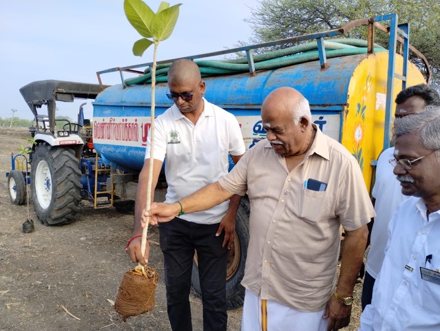 VR Muthu planting saplings